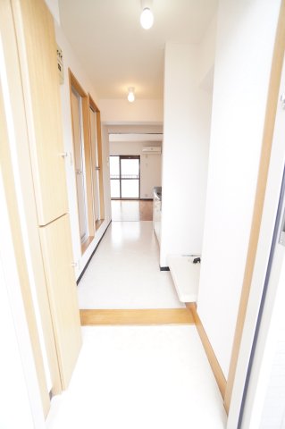 玄関　※同物件・反転タイプの写真です。