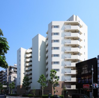 建物外観　鉄筋コンクリート造のがっちりとした建物。