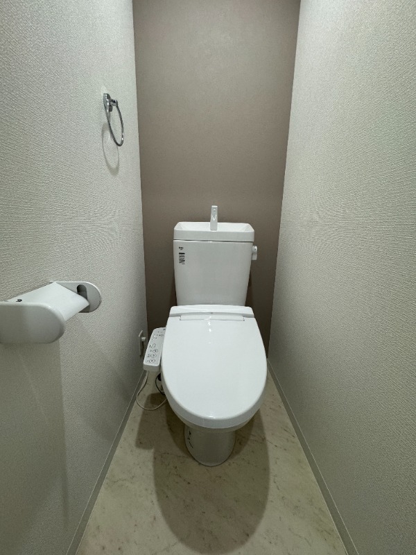 南海本線 浜寺公園駅 徒歩7分 3階建 築1年のトイレ写真