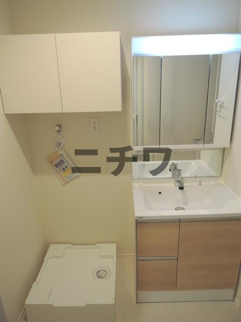 洗面設備　★あると便利★洗濯機置場の上に収納★