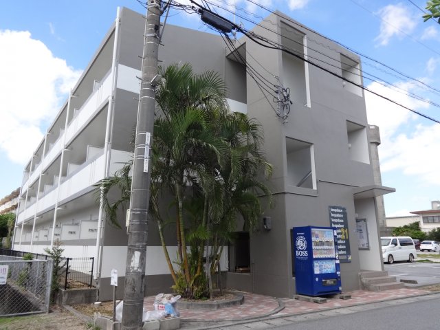 沖縄市泡瀬のアパートの建物外観
