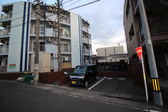 【カーサ天白島田の駐車場】