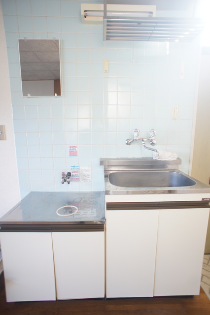 キッチン　キッチンは収納付なので、調理器具など必要な物を収納できます☆