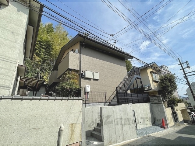 京都市伏見区桃山町泰長老のアパートの建物外観
