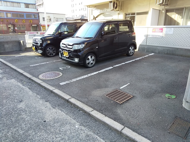 【松山市本町のマンションの駐車場】