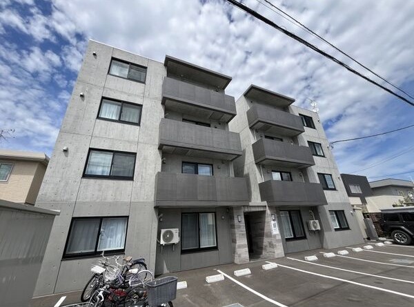 【札幌市西区発寒七条のマンションの建物外観】