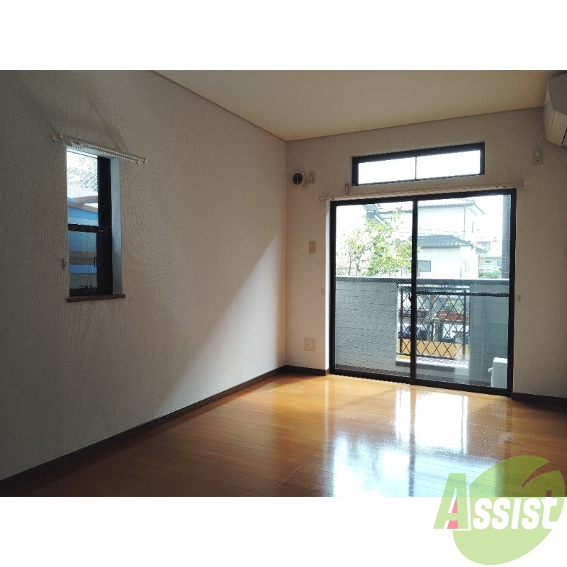 居室・リビング　お部屋は二面に窓があり、日当たり、風通しも良好です。