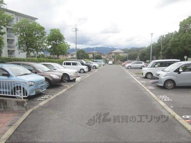 【びわ湖美空団地２４号棟の駐車場】