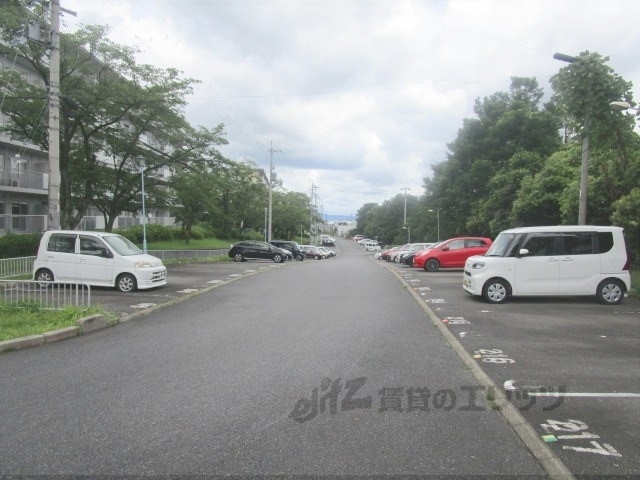 【びわ湖美空団地２４号棟の駐車場】