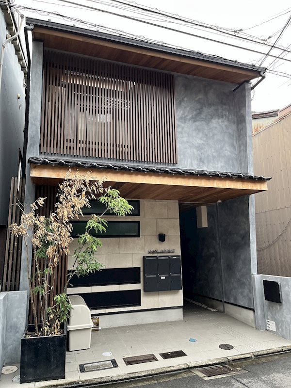 京都市下京区布屋町のアパートの建物外観