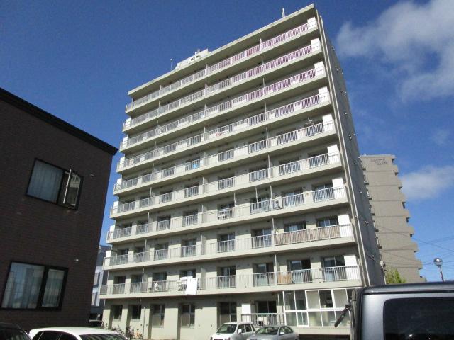 札幌市東区北十七条東のマンションの建物外観