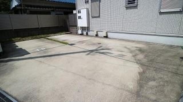 【八尾市柏村町のアパートの駐車場】