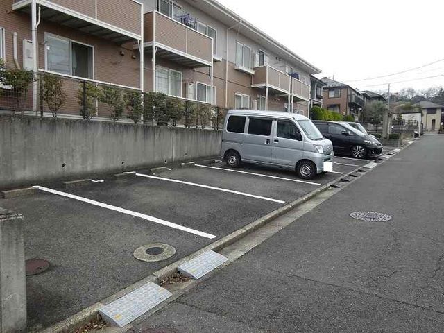 【桑名市星見ヶ丘のアパートの駐車場】