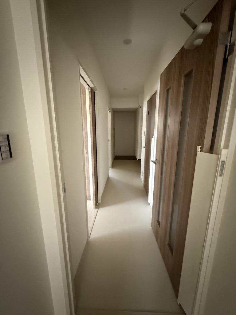 バルコニー　工事完了前の内装状況を撮影した写真です。