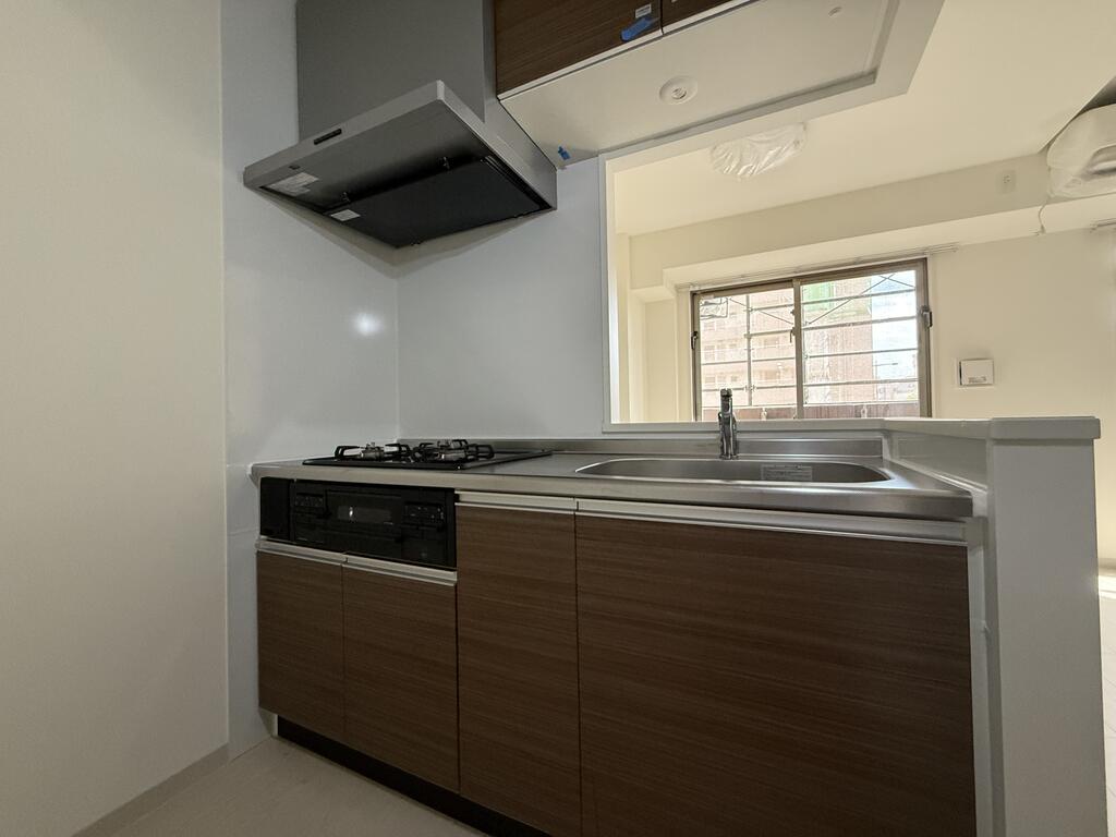 キッチン　工事完了前の内装状況を撮影した写真です。