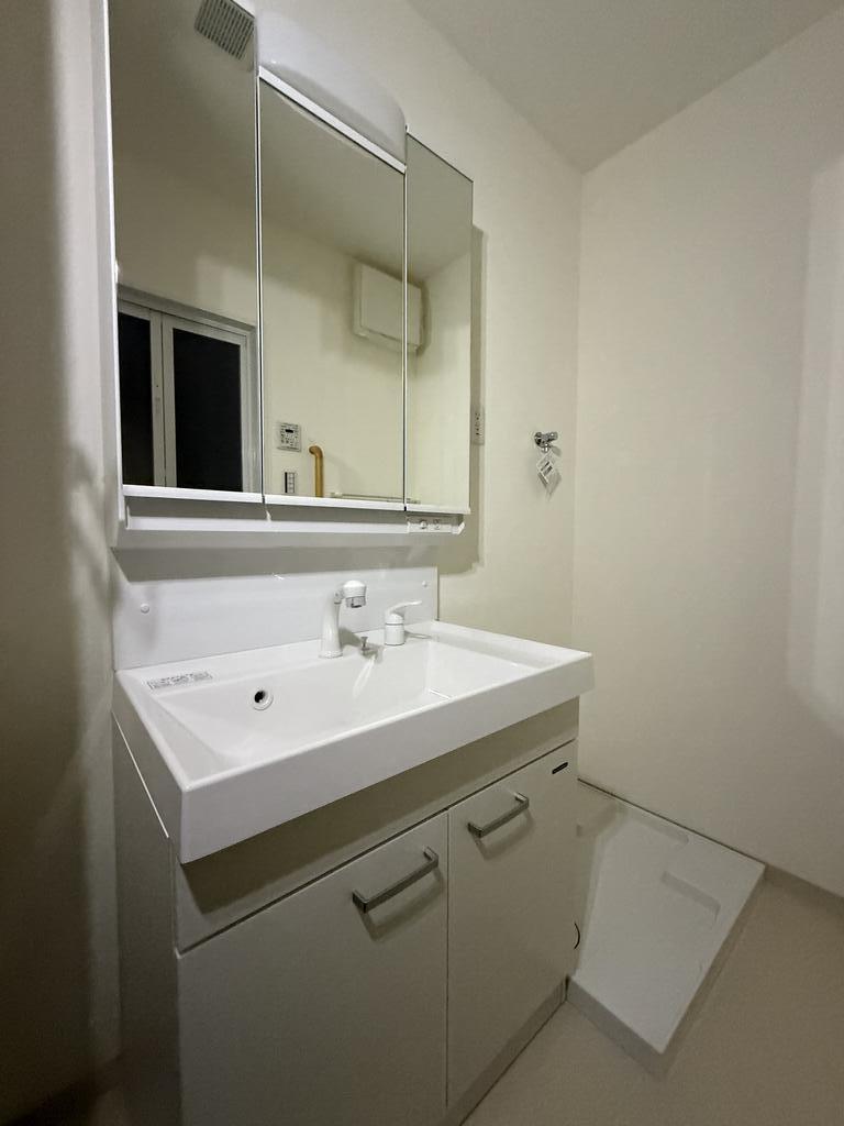 洗面設備　工事完了前の内装状況を撮影した写真です。