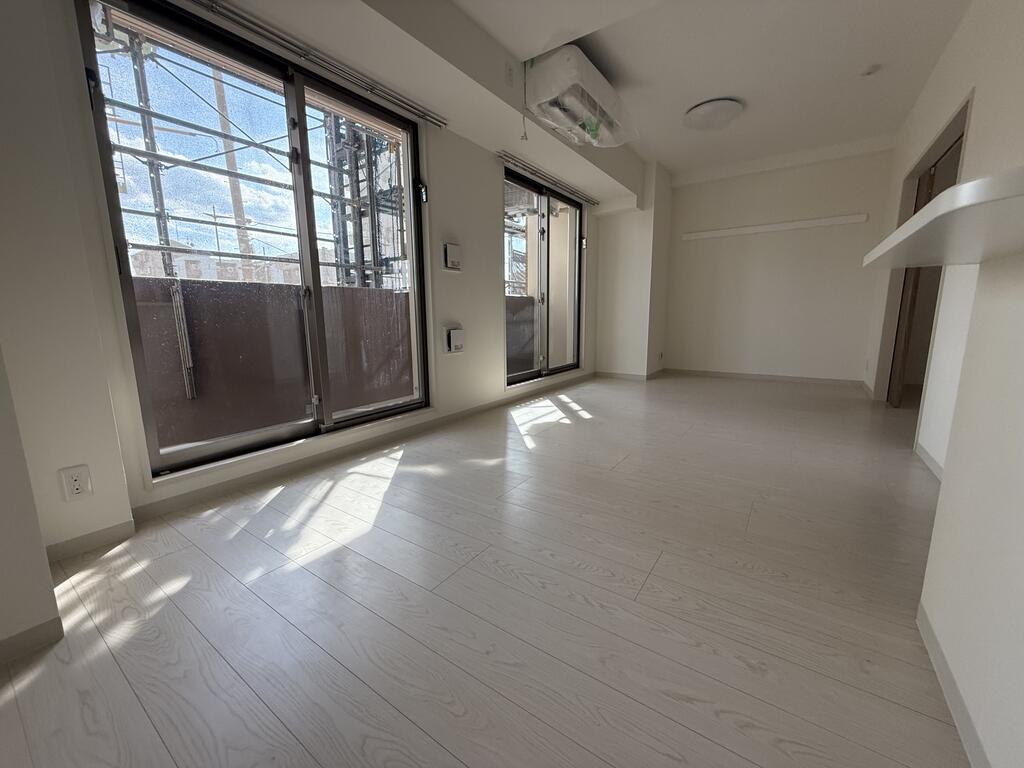 居室・リビング　工事完了前の内装状況を撮影した写真です。