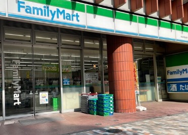 コンビニ　ファミリーマート渋谷明治通り店（コンビニ）まで100m
