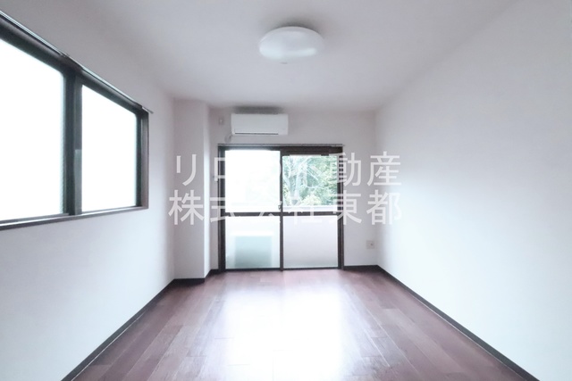 居室・リビング　２面採光なので、明るく風通しのよい過ごしやすいお部屋です♪