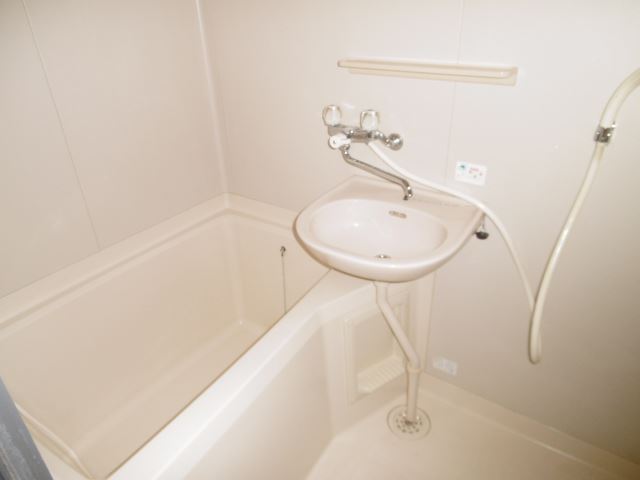 バス・シャワールーム　清潔感のあるバスルームです。