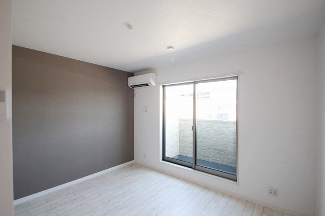 居室・リビング　同物件別室