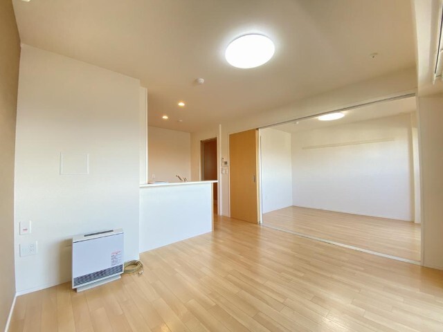 居室・リビング　同物件別室のイメージ写真