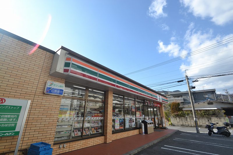 コンビニ　セブンイレブン広島新庄店（コンビニ）まで428m