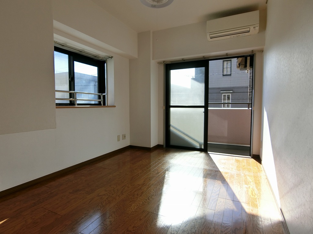 居室・リビング　前面棟の影響なく陽当り良好です。各寝室エアコン完備。