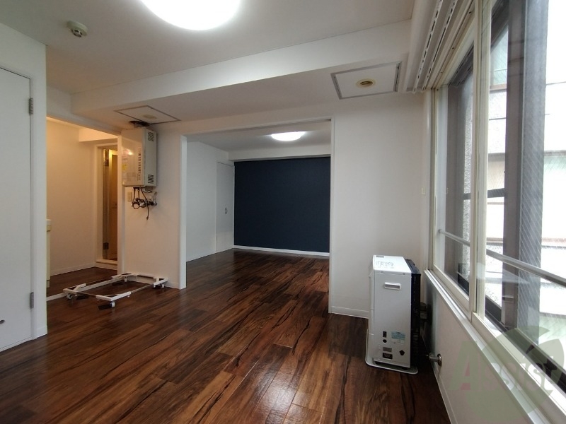 居室・リビング　リビングです。木目のフローリングが落ち着きますね。