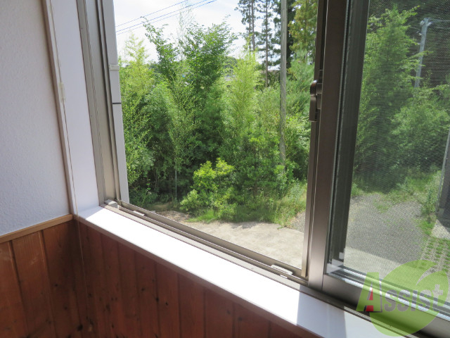 バルコニー　外からの採光もあります。通気性もポイントです。