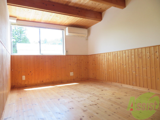 居室・リビング　木目調の綺麗なお部屋でオシャレですよね。