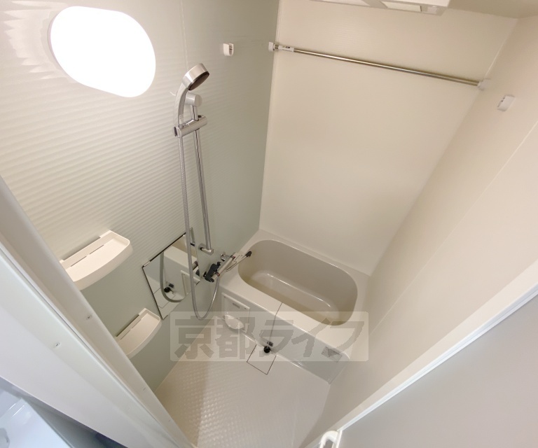 バス・シャワールーム　鏡のある便利なお風呂