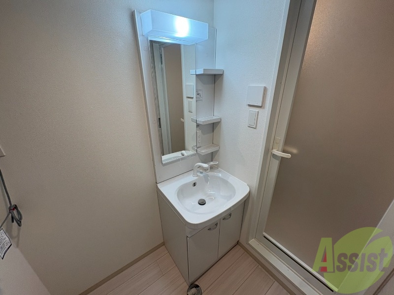 洗面設備　大きくて使いやすそうな独立洗面台になっています。