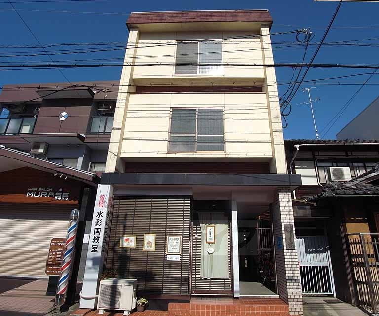 建物外観　商店街の近くに建ってます