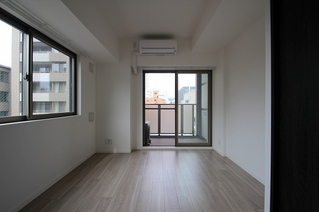 居室・リビング　同物件、別号室の写真です