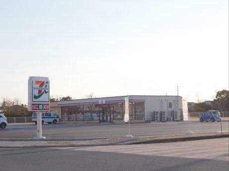 コンビニ　セブンイレブン（コンビニ）まで562m