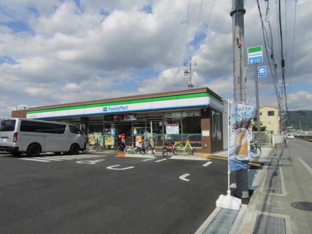 コンビニ　ファミリーマート（コンビニ）まで900m