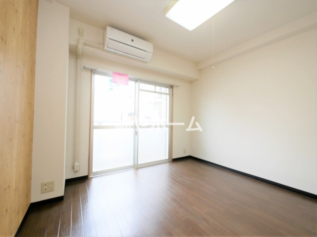 居室・リビング　個人の部屋や寝室として使える洋室です