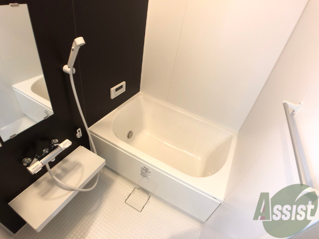 バス・シャワールーム　浴室はこちらです。狭すぎずゆったりシャワーも浴びれそうです。