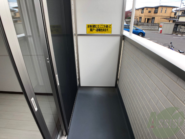 バルコニー　ベランダには洗濯物が干せるスペースがありそうです。