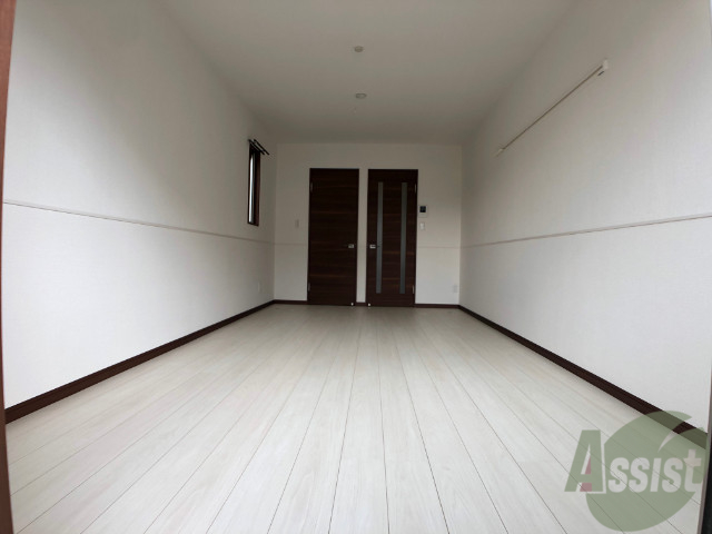 居室・リビング　９．５帖の洋室です。広々として、きれいですね。