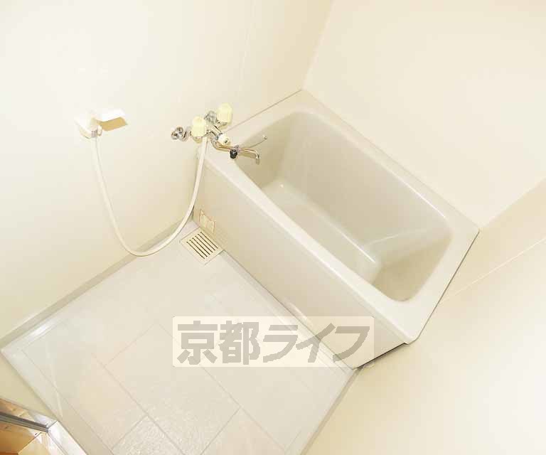 バス・シャワールーム　清潔感あるバスルーム