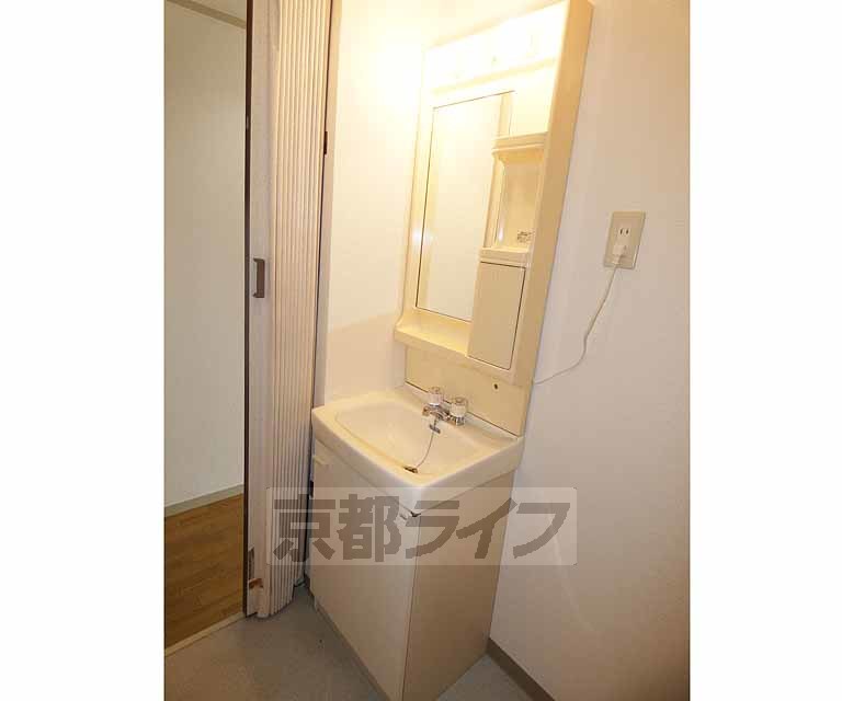 洗面設備　顔の洗いやすい洗面台