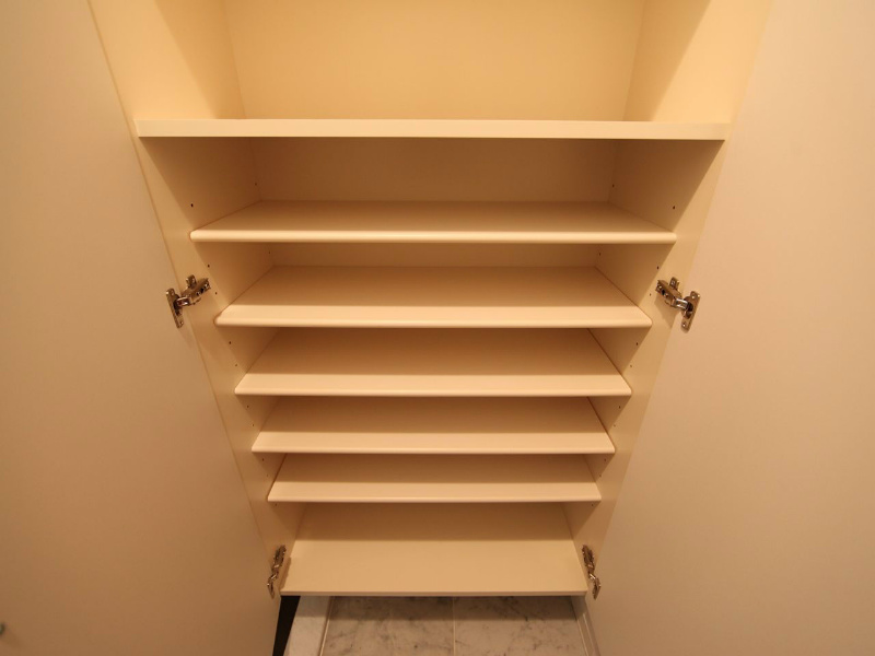 玄関　玄関　下駄箱（収納充実しています）