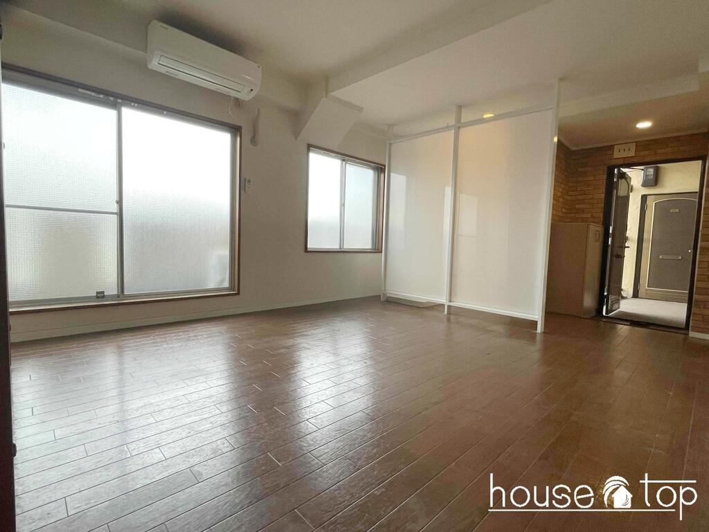 居室・リビング　リビングにはテーブルやソファーなど設置可能です♪