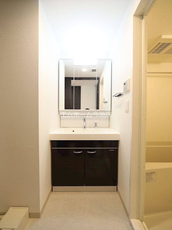 洗面設備　脱衣所　独立洗面台（シャンプードレッサー付）室内洗濯機置き場