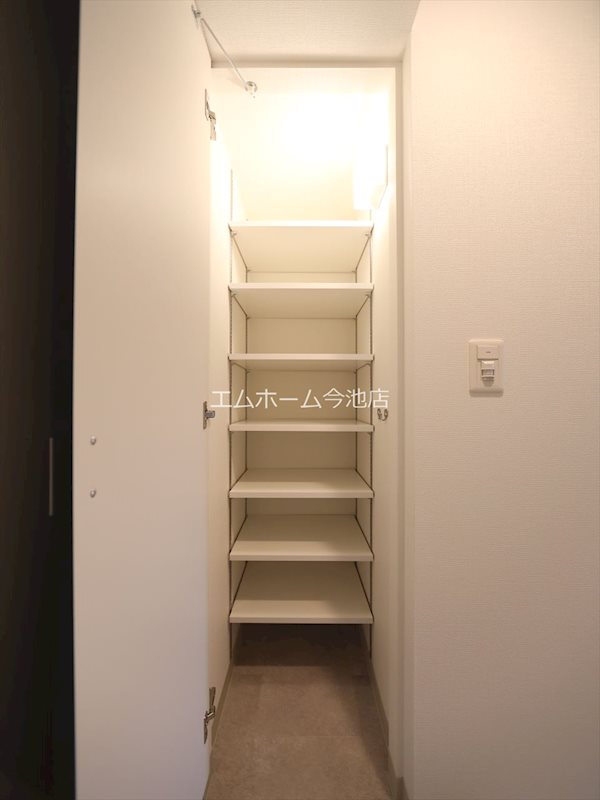 玄関　玄関　シューズボックス付