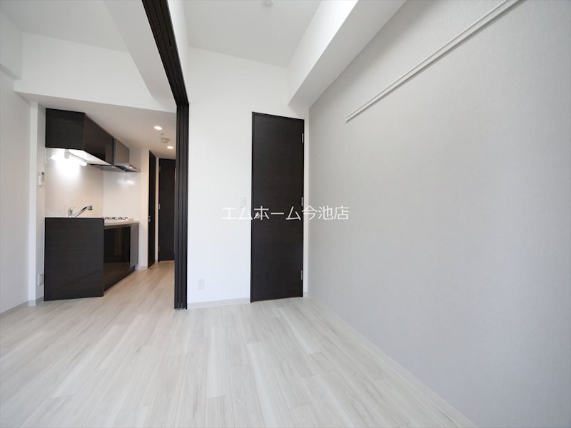 その他部屋・スペース　洋室3.3帖　窓付（換気良好）収納充実しています