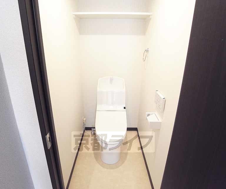 トイレ　備品の収納に棚が活躍しそうですね