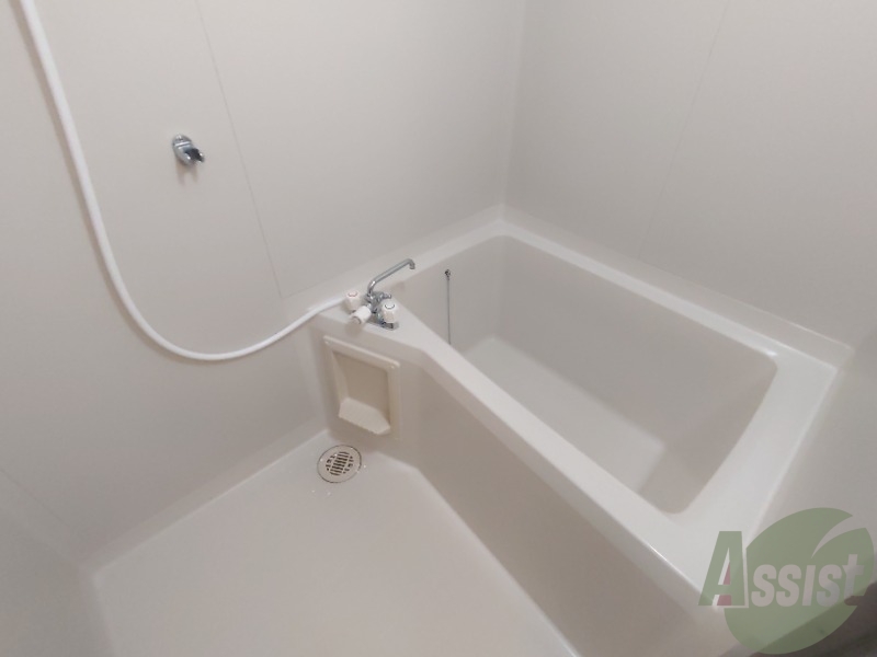 バス・シャワールーム　お風呂はゆったりと入るには十分な広さです。